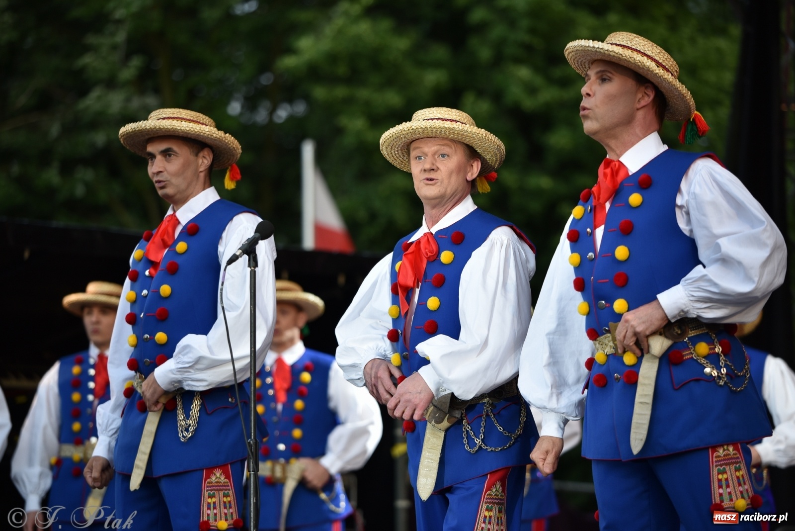 Zdjęcie w galerii na portalu naszraciborz.pl: Śląsk zabrał raciborzan w muzyczno-taneczną podróż po świecie wiadomości z regionu
