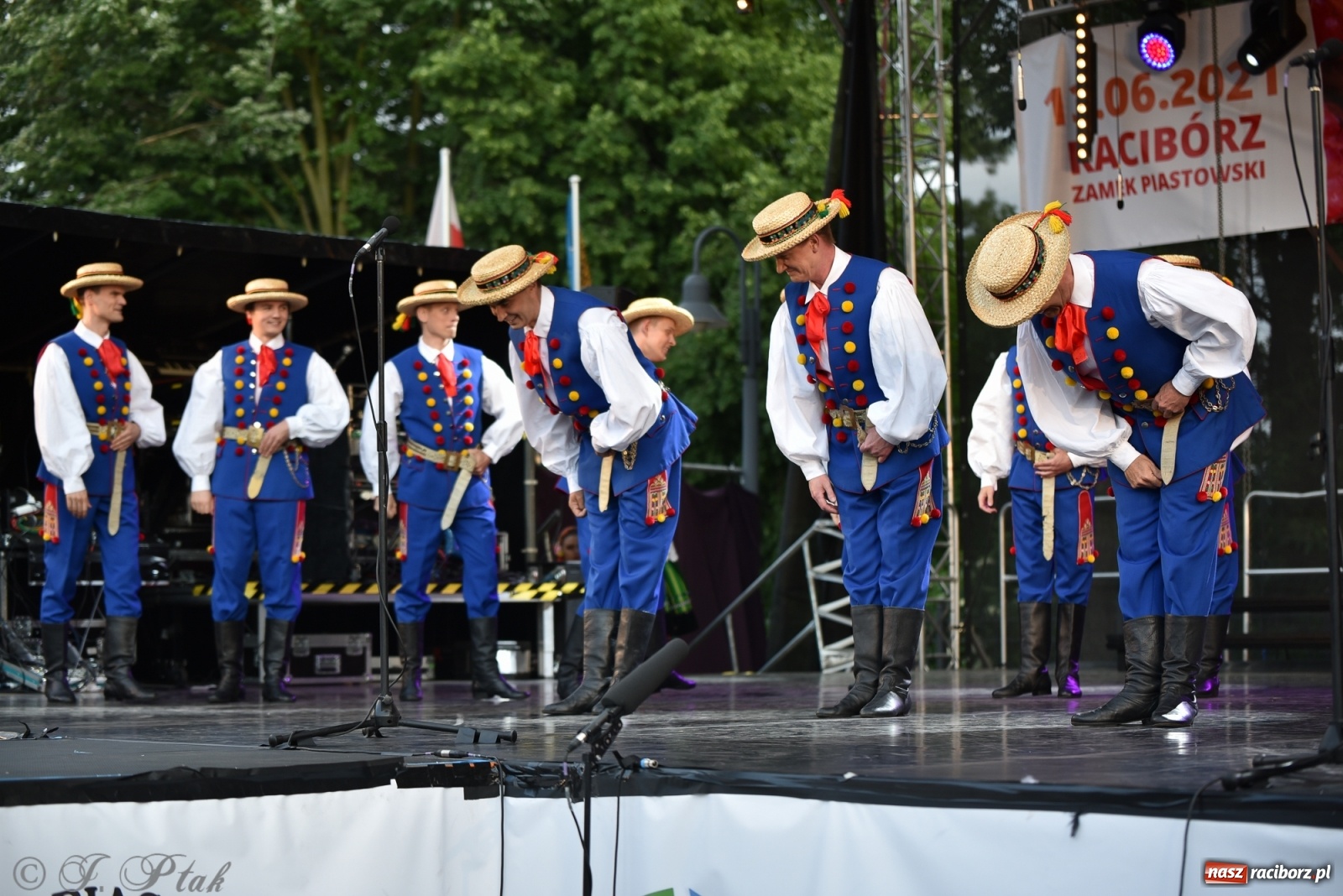 Zdjęcie w galerii na portalu naszraciborz.pl: Śląsk zabrał raciborzan w muzyczno-taneczną podróż po świecie wiadomości z regionu