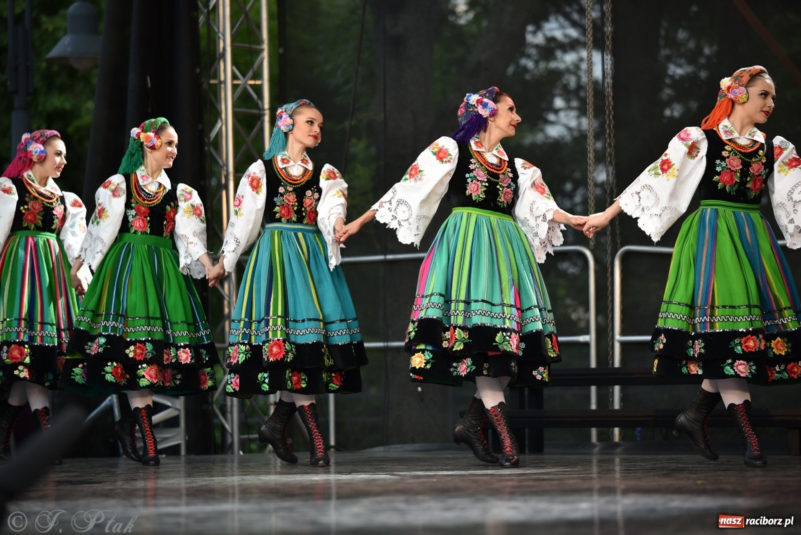 Zdjęcie w galerii na portalu naszraciborz.pl: Śląsk zabrał raciborzan w muzyczno-taneczną podróż po świecie wiadomości z regionu