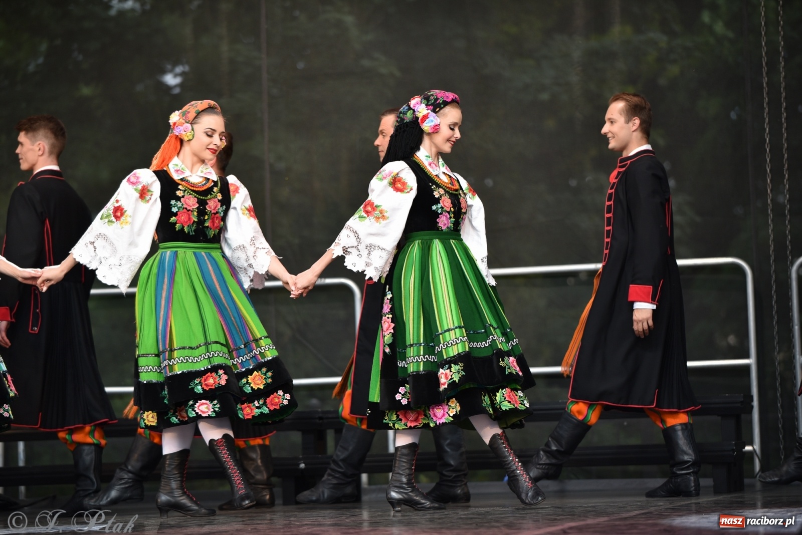 Zdjęcie w galerii na portalu naszraciborz.pl: Śląsk zabrał raciborzan w muzyczno-taneczną podróż po świecie wiadomości z regionu