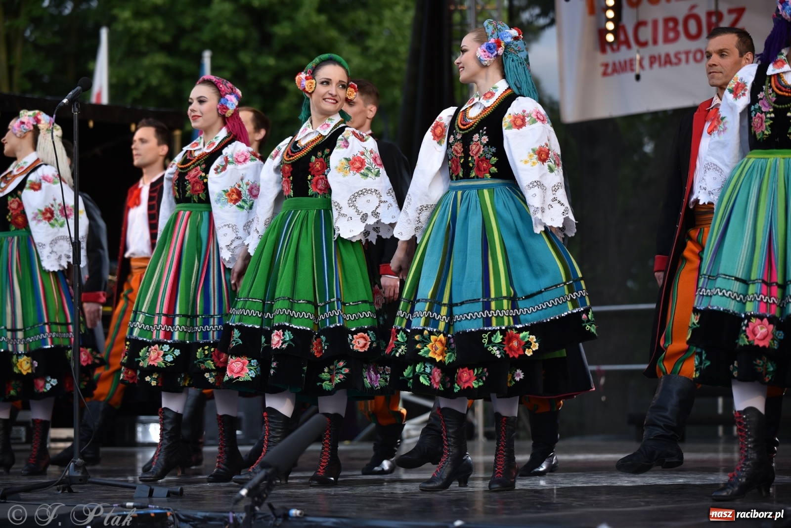 Zdjęcie w galerii na portalu naszraciborz.pl: Śląsk zabrał raciborzan w muzyczno-taneczną podróż po świecie wiadomości z regionu