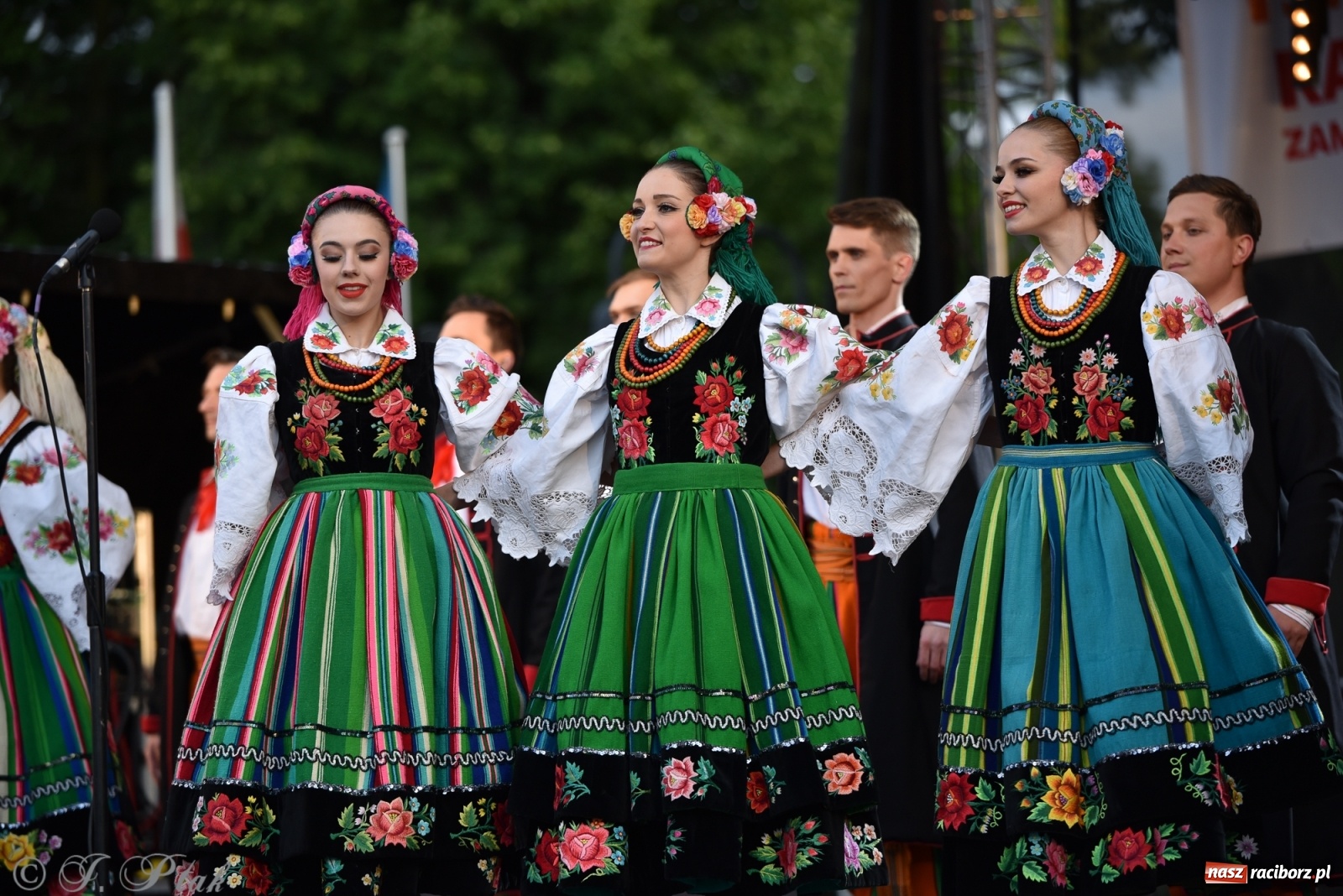 Zdjęcie w galerii na portalu naszraciborz.pl: Śląsk zabrał raciborzan w muzyczno-taneczną podróż po świecie wiadomości z regionu