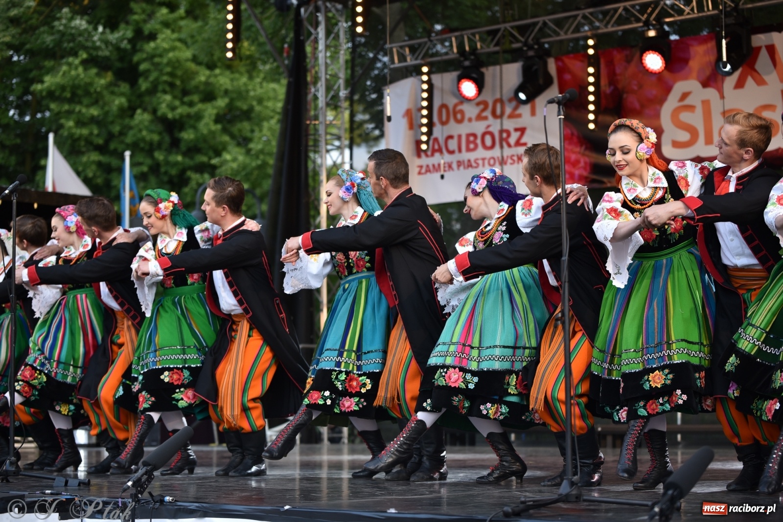 Zdjęcie w galerii na portalu naszraciborz.pl: Śląsk zabrał raciborzan w muzyczno-taneczną podróż po świecie wiadomości z regionu