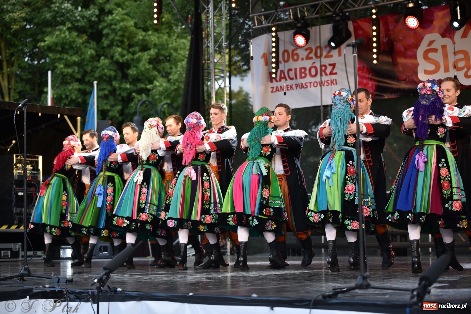 Zdjęcie w galerii na portalu naszraciborz.pl: Śląsk zabrał raciborzan w muzyczno-taneczną podróż po świecie wiadomości z regionu