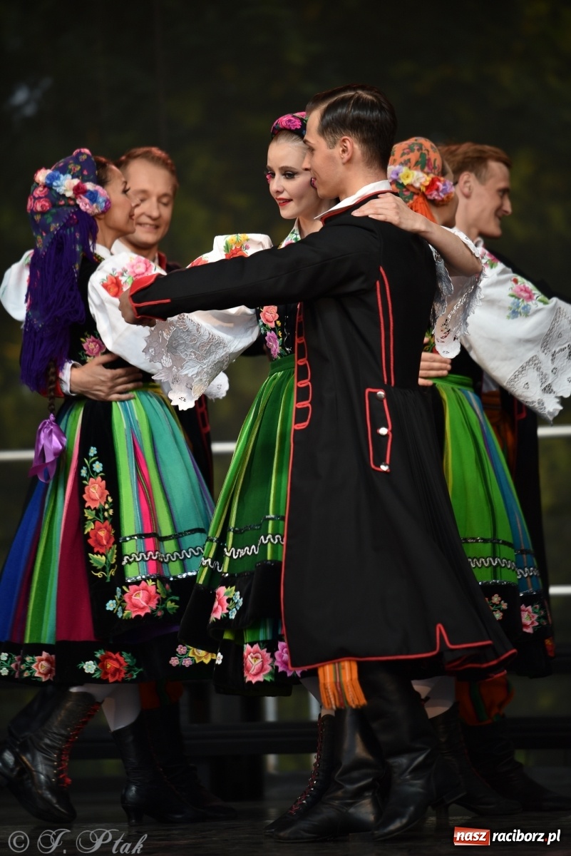 Zdjęcie w galerii na portalu naszraciborz.pl: Śląsk zabrał raciborzan w muzyczno-taneczną podróż po świecie wiadomości z regionu