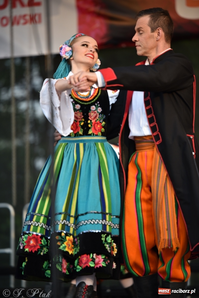 Zdjęcie w galerii na portalu naszraciborz.pl: Śląsk zabrał raciborzan w muzyczno-taneczną podróż po świecie wiadomości z regionu