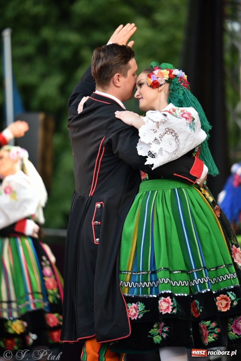 Zdjęcie w galerii na portalu naszraciborz.pl: Śląsk zabrał raciborzan w muzyczno-taneczną podróż po świecie wiadomości z regionu