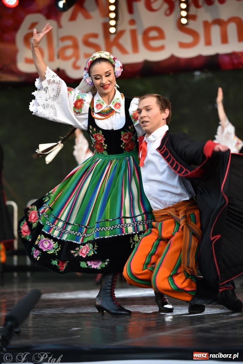Zdjęcie w galerii na portalu naszraciborz.pl: Śląsk zabrał raciborzan w muzyczno-taneczną podróż po świecie wiadomości z regionu
