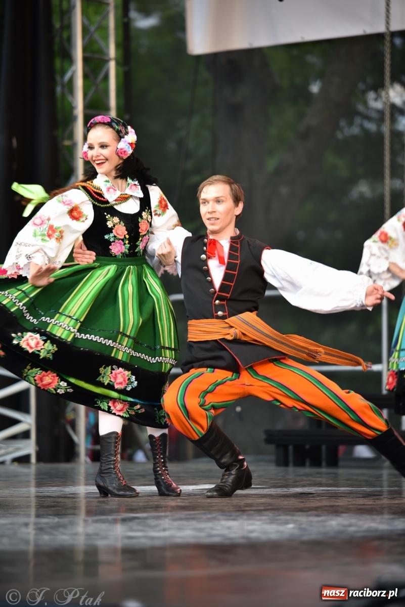 Zdjęcie w galerii na portalu naszraciborz.pl: Śląsk zabrał raciborzan w muzyczno-taneczną podróż po świecie wiadomości z regionu