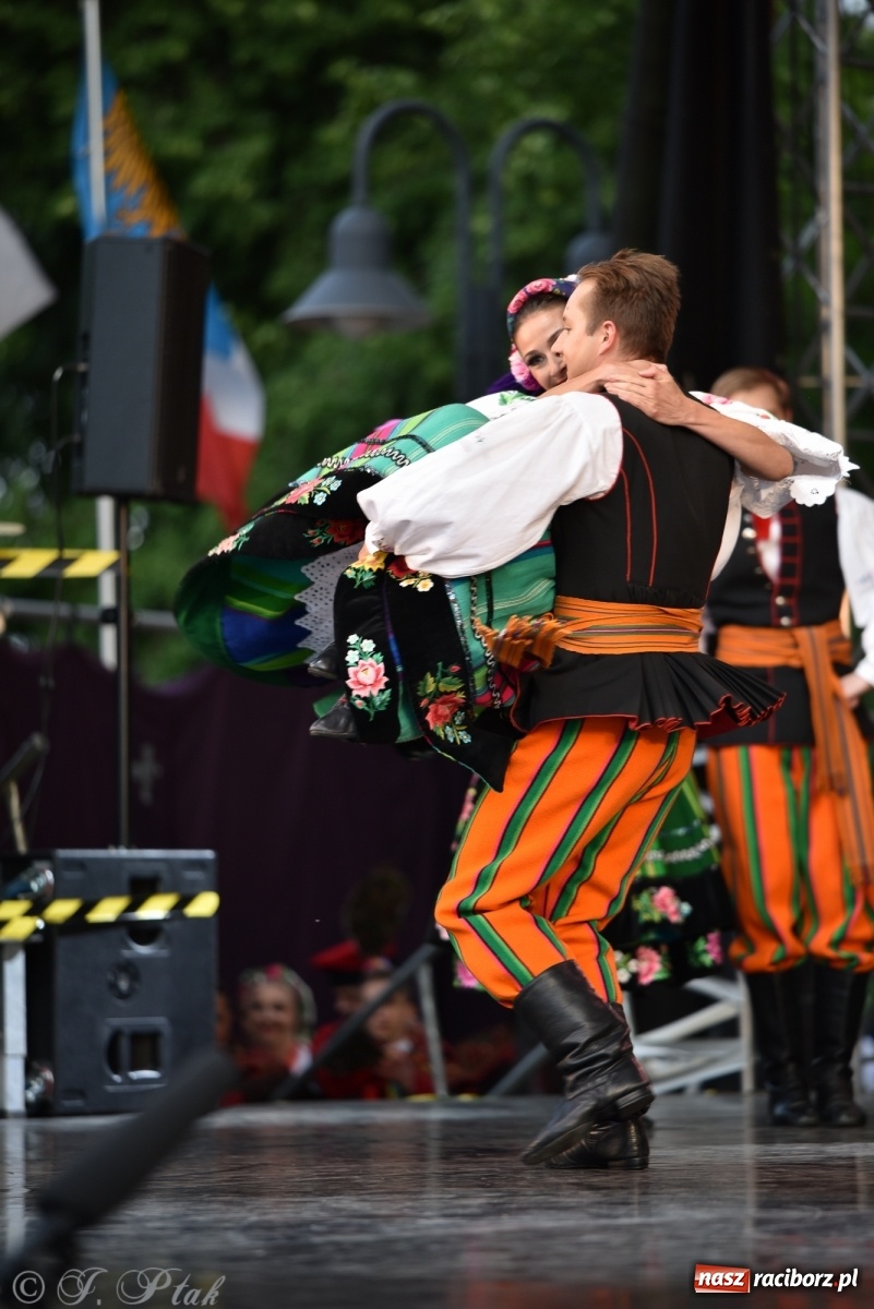 Zdjęcie w galerii na portalu naszraciborz.pl: Śląsk zabrał raciborzan w muzyczno-taneczną podróż po świecie wiadomości z regionu