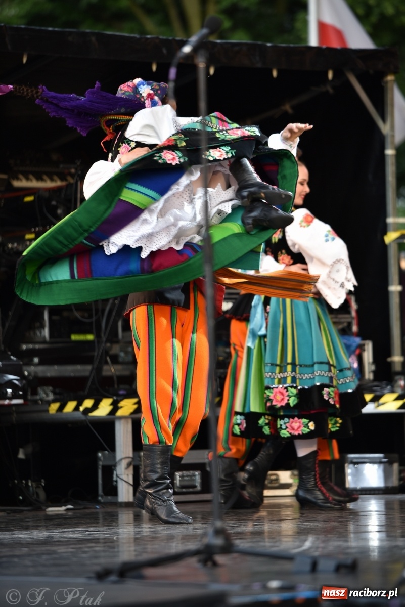 Zdjęcie w galerii na portalu naszraciborz.pl: Śląsk zabrał raciborzan w muzyczno-taneczną podróż po świecie wiadomości z regionu