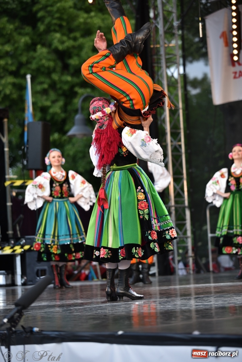 Zdjęcie w galerii na portalu naszraciborz.pl: Śląsk zabrał raciborzan w muzyczno-taneczną podróż po świecie wiadomości z regionu