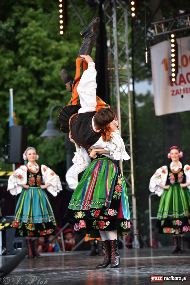 Zdjęcie w galerii na portalu naszraciborz.pl: Śląsk zabrał raciborzan w muzyczno-taneczną podróż po świecie wiadomości z regionu
