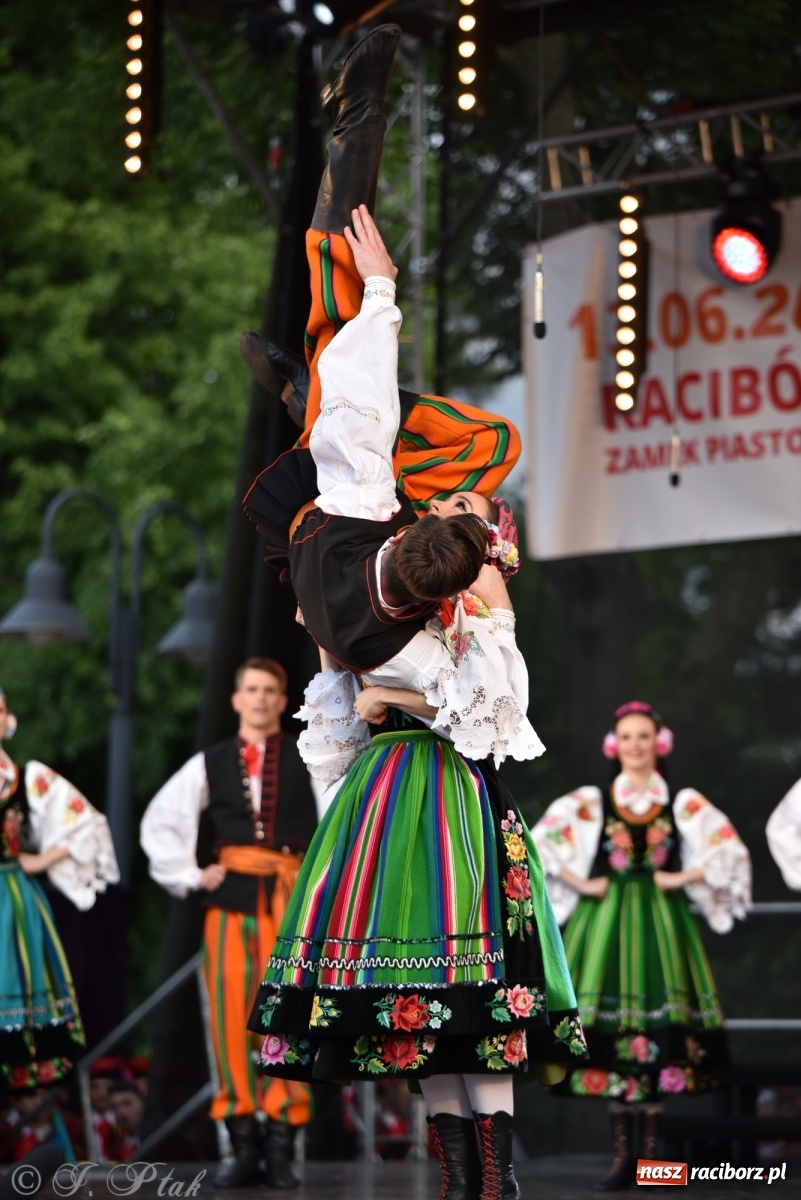 Zdjęcie w galerii na portalu naszraciborz.pl: Śląsk zabrał raciborzan w muzyczno-taneczną podróż po świecie wiadomości z regionu