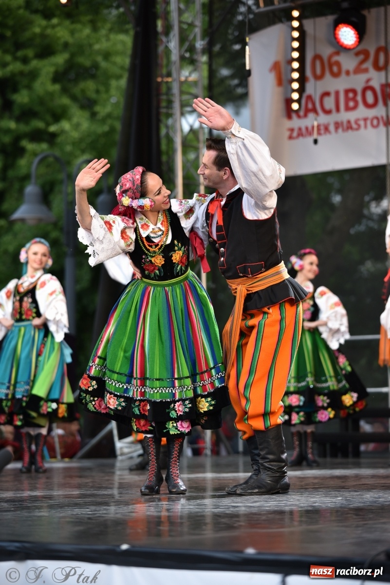 Zdjęcie w galerii na portalu naszraciborz.pl: Śląsk zabrał raciborzan w muzyczno-taneczną podróż po świecie wiadomości z regionu