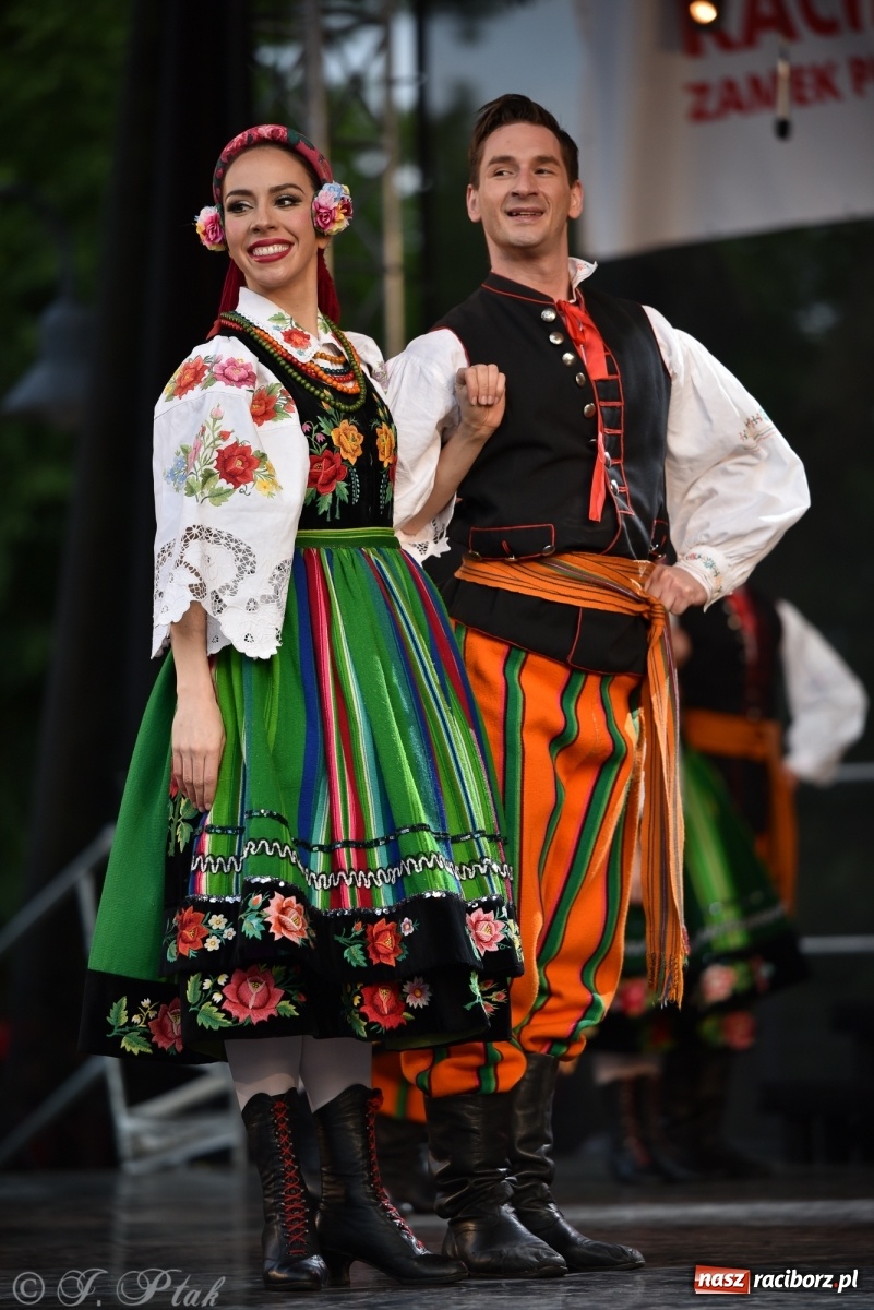 Zdjęcie w galerii na portalu naszraciborz.pl: Śląsk zabrał raciborzan w muzyczno-taneczną podróż po świecie wiadomości z regionu