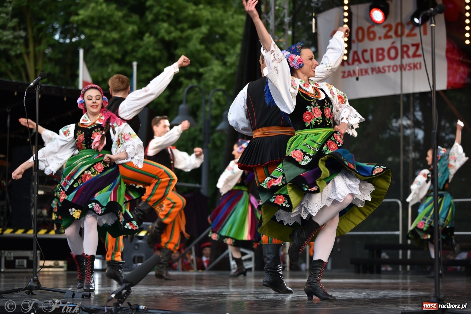 Zdjęcie w galerii na portalu naszraciborz.pl: Śląsk zabrał raciborzan w muzyczno-taneczną podróż po świecie wiadomości z regionu