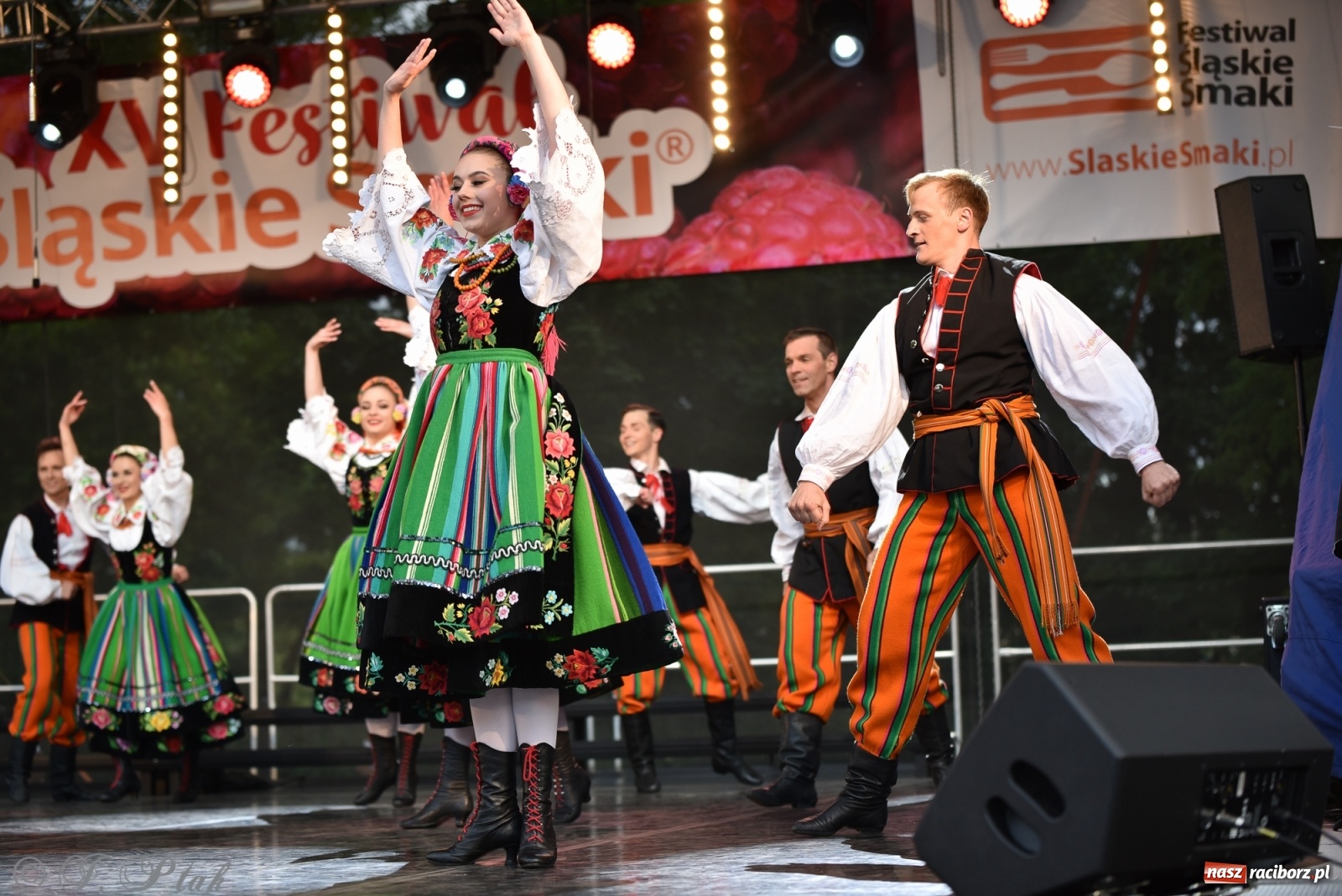 Zdjęcie w galerii na portalu naszraciborz.pl: Śląsk zabrał raciborzan w muzyczno-taneczną podróż po świecie wiadomości z regionu