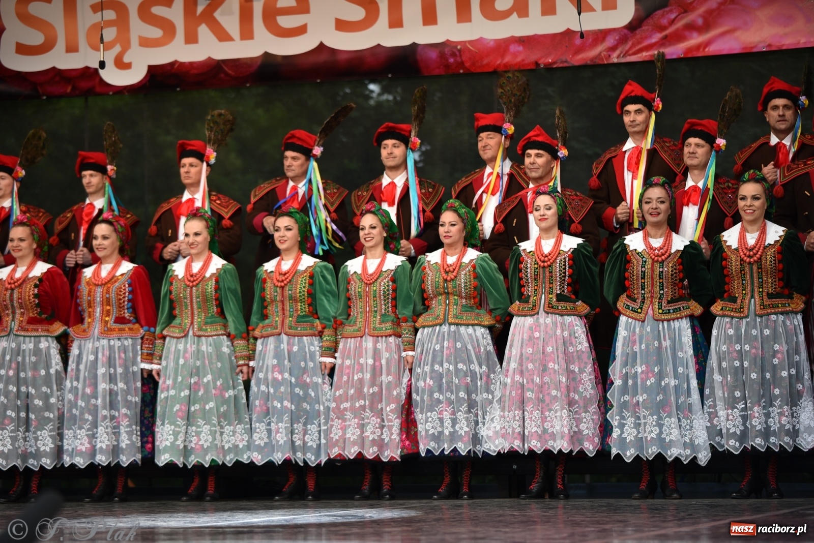 Zdjęcie w galerii na portalu naszraciborz.pl: Śląsk zabrał raciborzan w muzyczno-taneczną podróż po świecie wiadomości z regionu