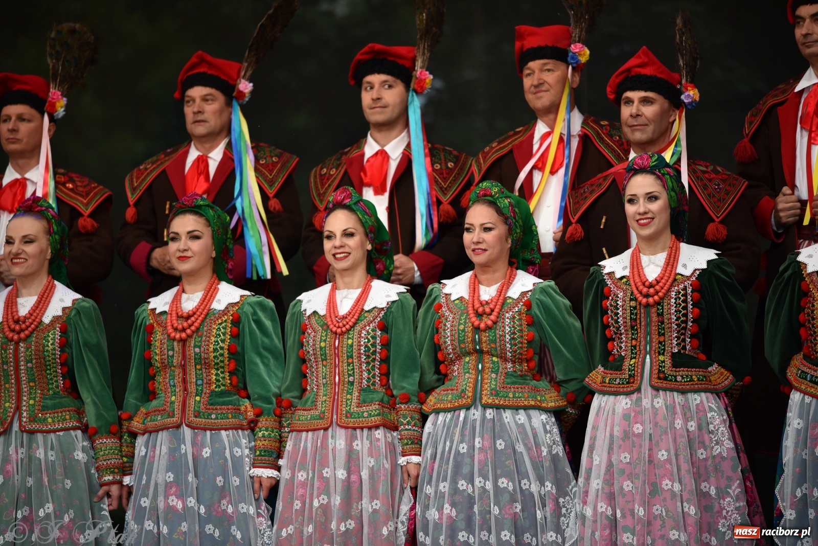 Zdjęcie w galerii na portalu naszraciborz.pl: Śląsk zabrał raciborzan w muzyczno-taneczną podróż po świecie wiadomości z regionu