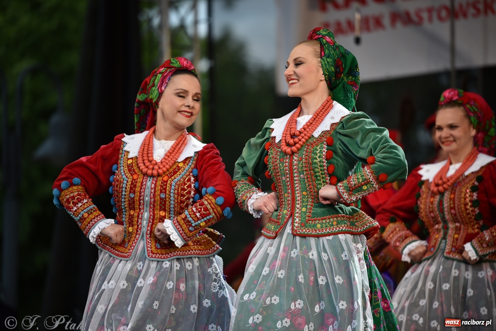 Zdjęcie w galerii na portalu naszraciborz.pl: Śląsk zabrał raciborzan w muzyczno-taneczną podróż po świecie wiadomości z regionu