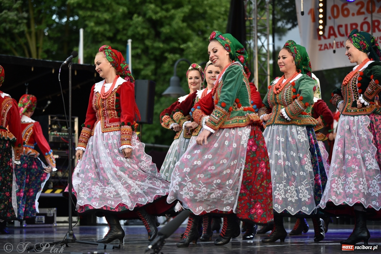 Zdjęcie w galerii na portalu naszraciborz.pl: Śląsk zabrał raciborzan w muzyczno-taneczną podróż po świecie wiadomości z regionu