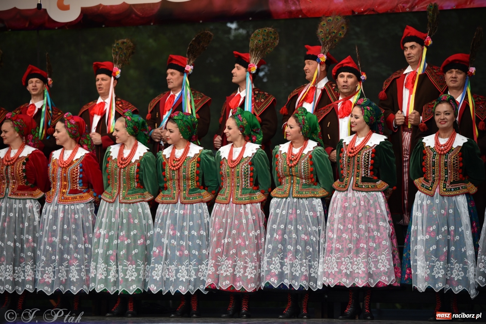 Zdjęcie w galerii na portalu naszraciborz.pl: Śląsk zabrał raciborzan w muzyczno-taneczną podróż po świecie wiadomości z regionu