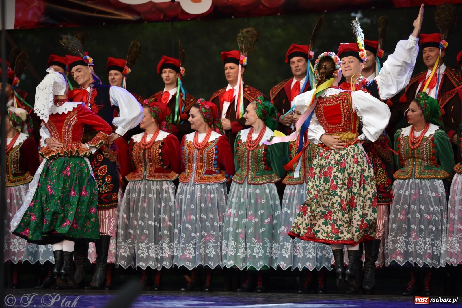 Zdjęcie w galerii na portalu naszraciborz.pl: Śląsk zabrał raciborzan w muzyczno-taneczną podróż po świecie wiadomości z regionu