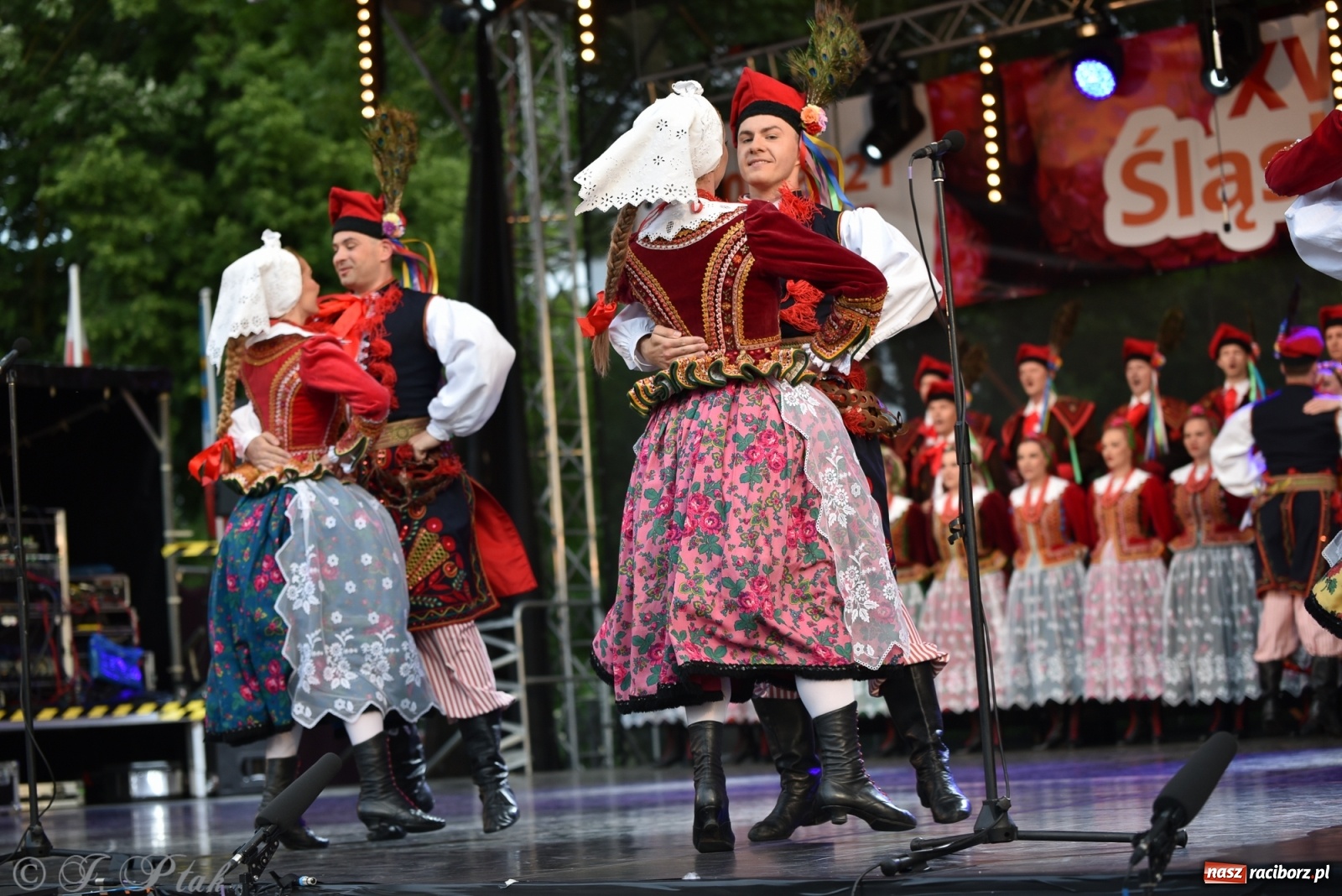 Zdjęcie w galerii na portalu naszraciborz.pl: Śląsk zabrał raciborzan w muzyczno-taneczną podróż po świecie wiadomości z regionu