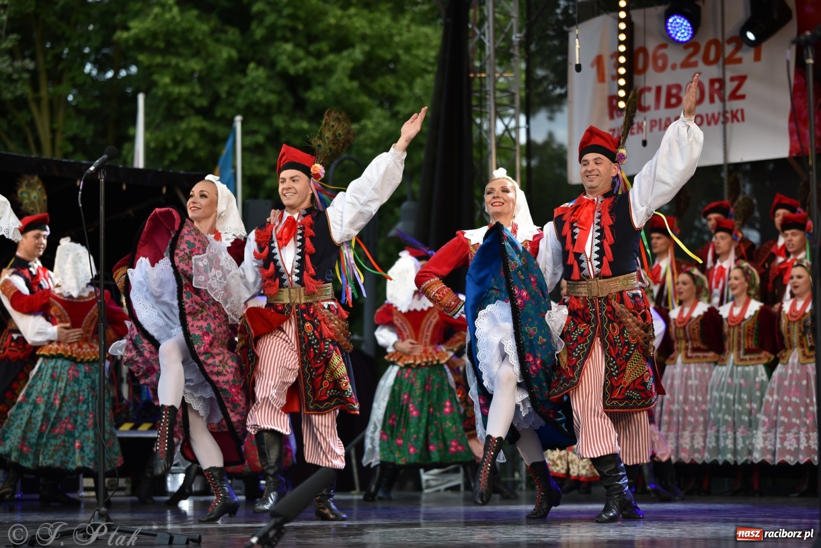 Zdjęcie w galerii na portalu naszraciborz.pl: Śląsk zabrał raciborzan w muzyczno-taneczną podróż po świecie wiadomości z regionu
