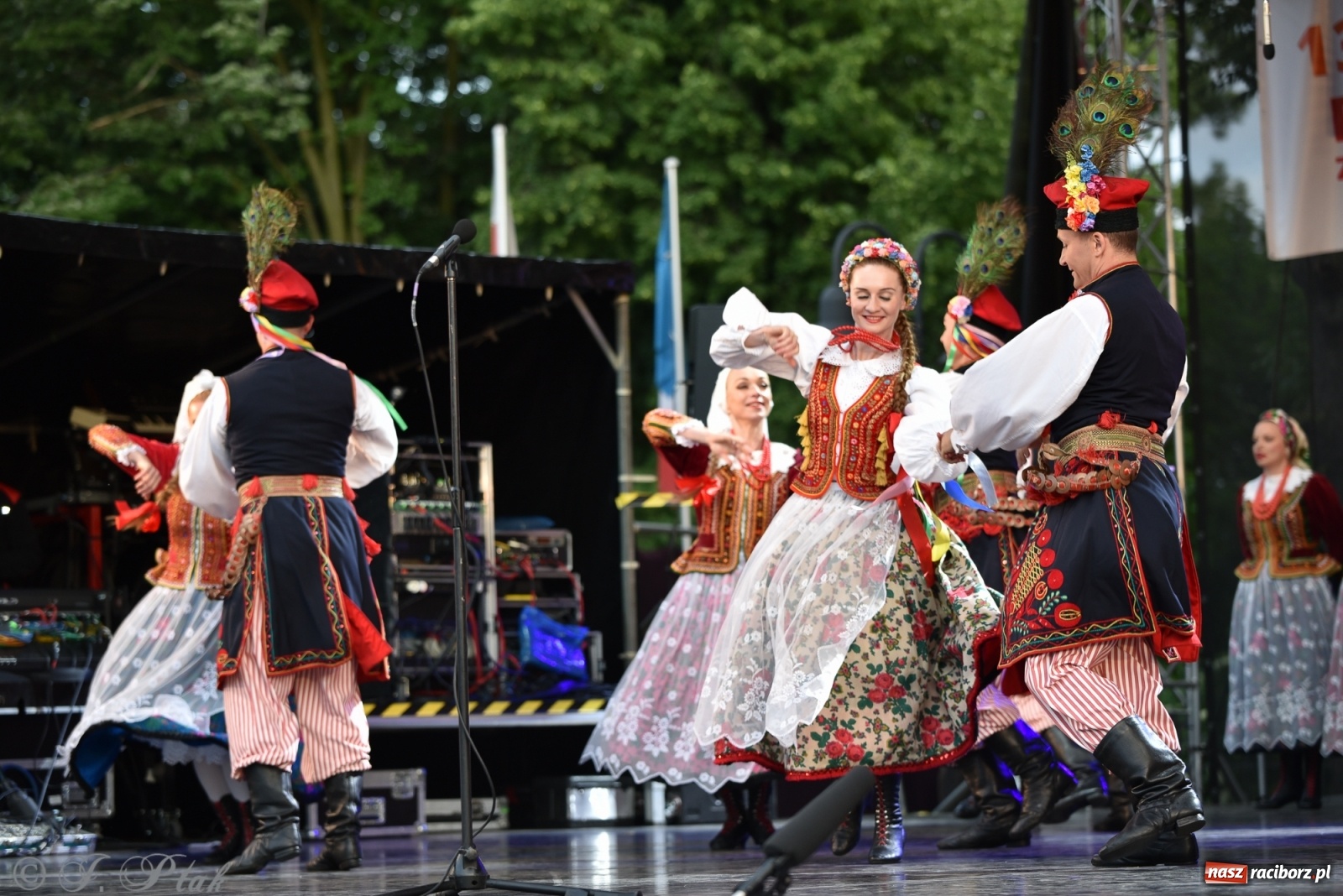 Zdjęcie w galerii na portalu naszraciborz.pl: Śląsk zabrał raciborzan w muzyczno-taneczną podróż po świecie wiadomości z regionu