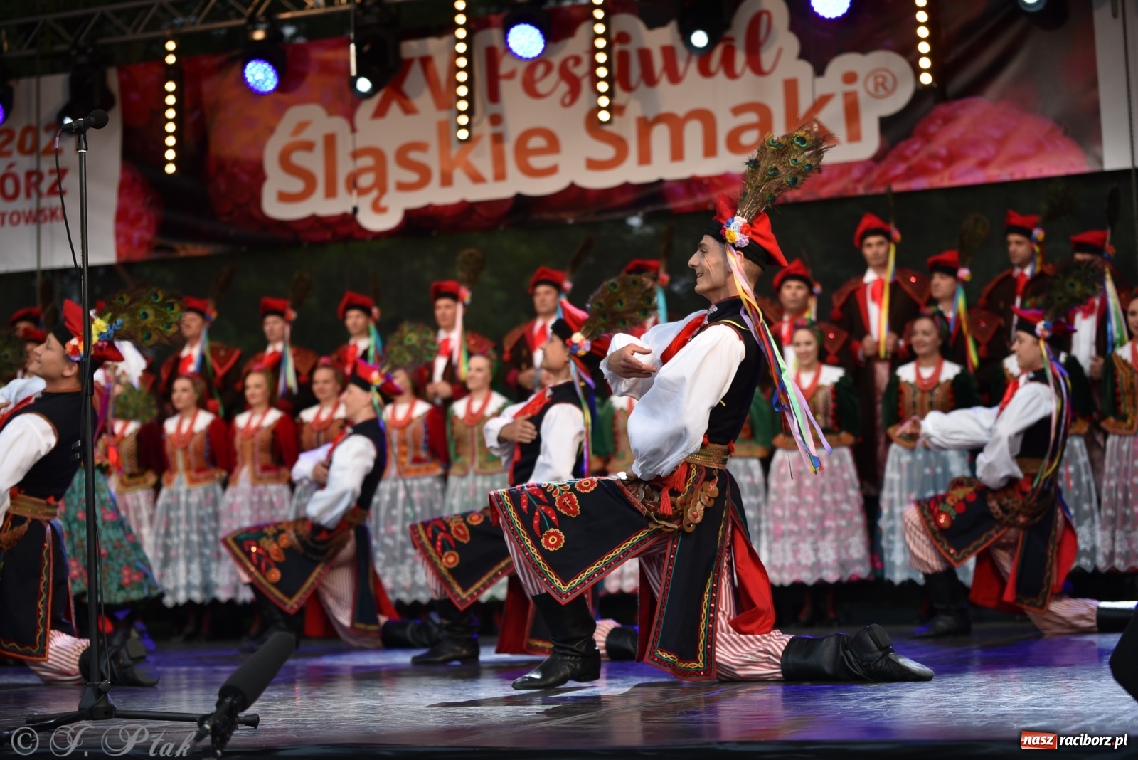 Zdjęcie w galerii na portalu naszraciborz.pl: Śląsk zabrał raciborzan w muzyczno-taneczną podróż po świecie wiadomości z regionu