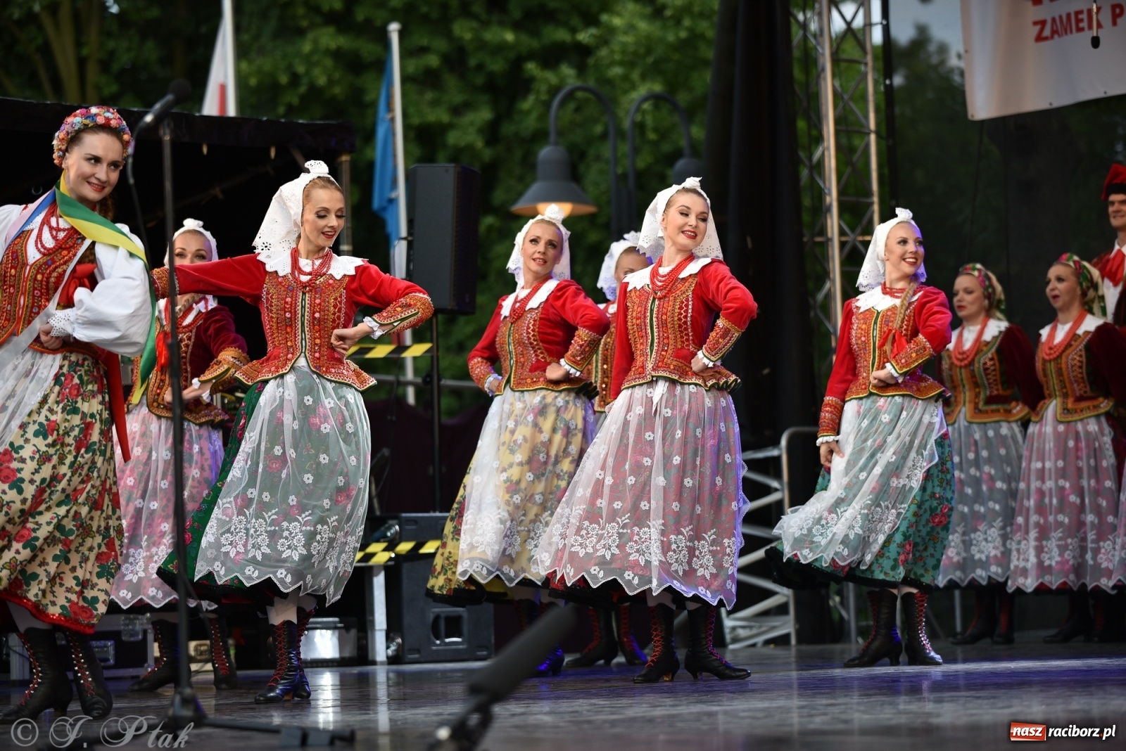 Zdjęcie w galerii na portalu naszraciborz.pl: Śląsk zabrał raciborzan w muzyczno-taneczną podróż po świecie wiadomości z regionu