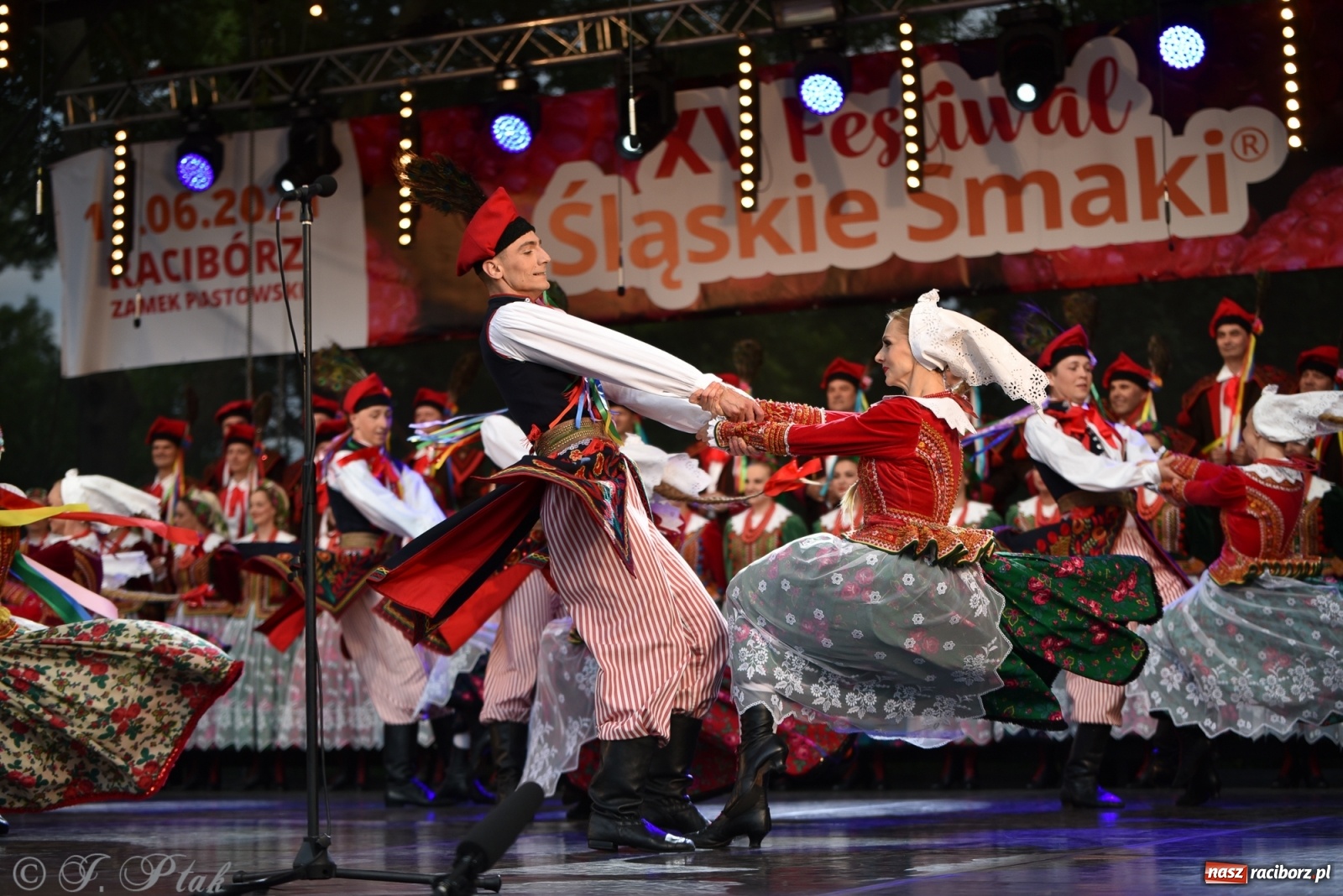 Zdjęcie w galerii na portalu naszraciborz.pl: Śląsk zabrał raciborzan w muzyczno-taneczną podróż po świecie wiadomości z regionu