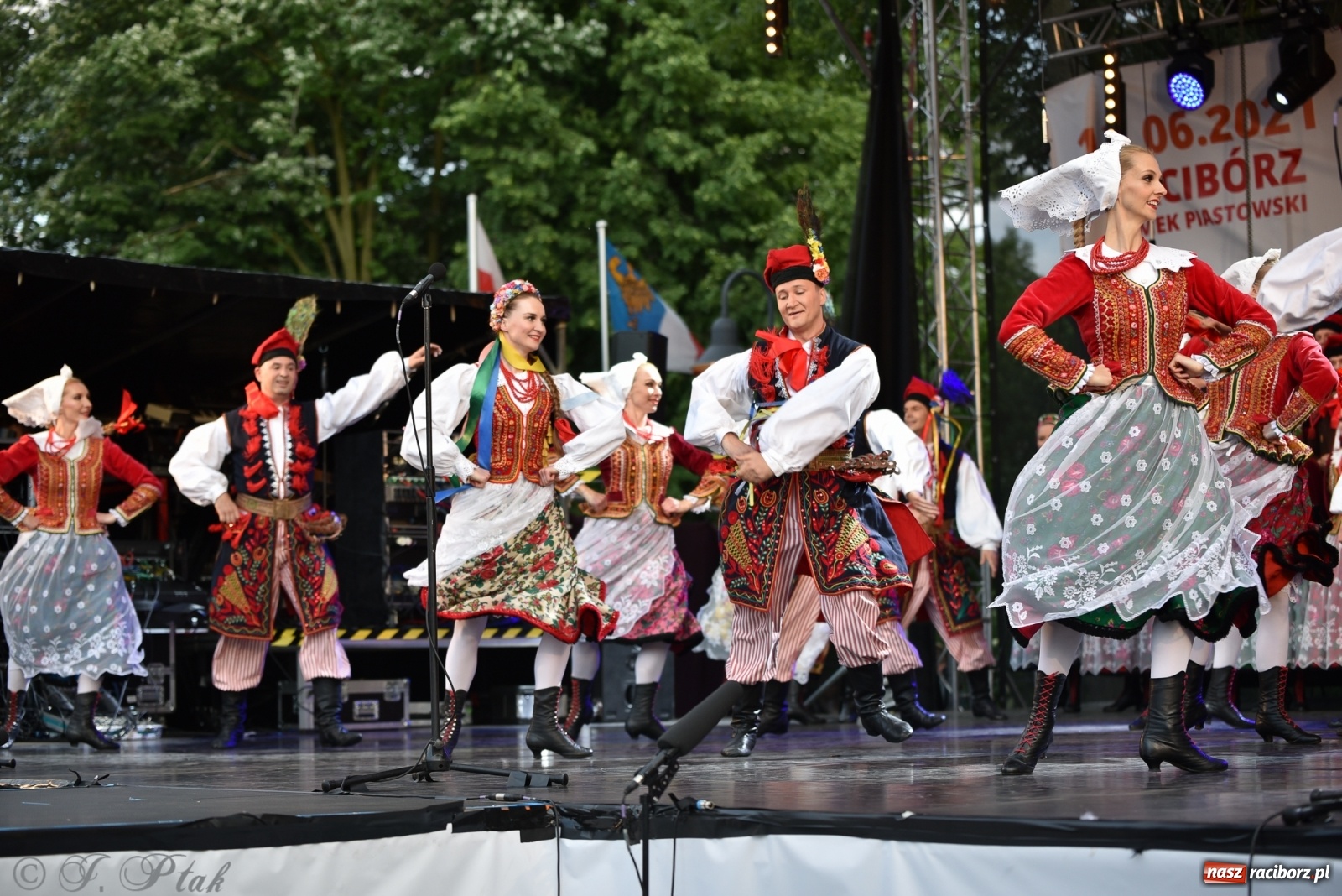 Zdjęcie w galerii na portalu naszraciborz.pl: Śląsk zabrał raciborzan w muzyczno-taneczną podróż po świecie wiadomości z regionu
