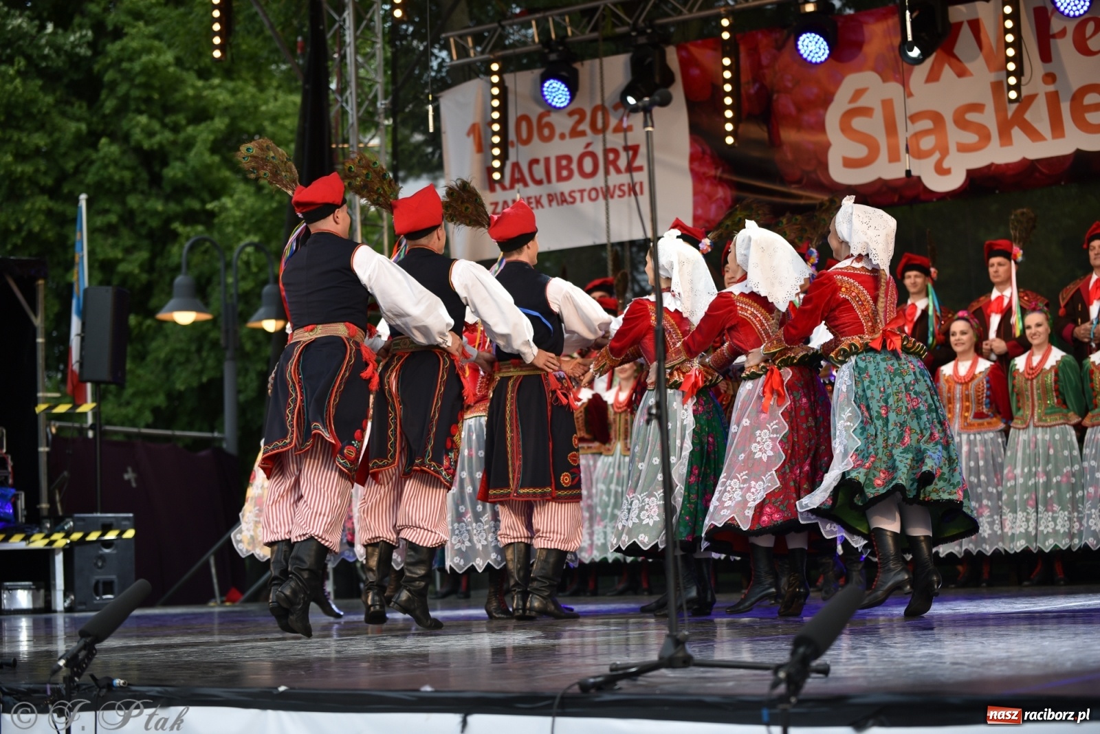 Zdjęcie w galerii na portalu naszraciborz.pl: Śląsk zabrał raciborzan w muzyczno-taneczną podróż po świecie wiadomości z regionu