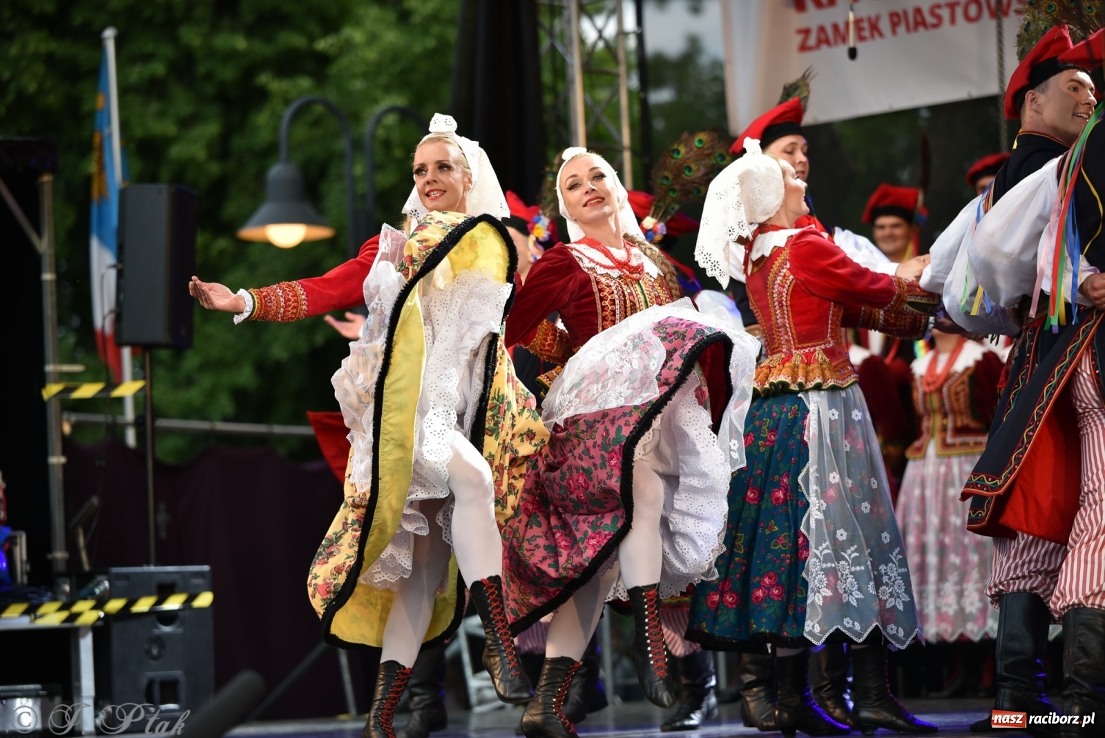 Zdjęcie w galerii na portalu naszraciborz.pl: Śląsk zabrał raciborzan w muzyczno-taneczną podróż po świecie wiadomości z regionu