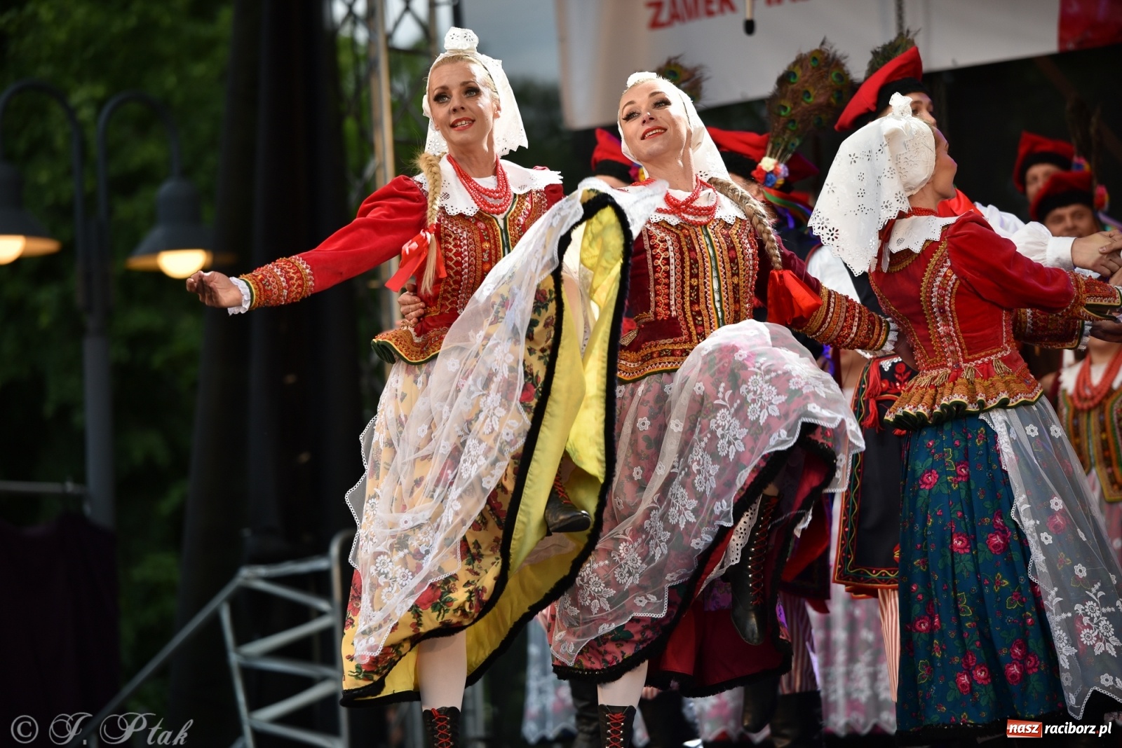 Zdjęcie w galerii na portalu naszraciborz.pl: Śląsk zabrał raciborzan w muzyczno-taneczną podróż po świecie wiadomości z regionu