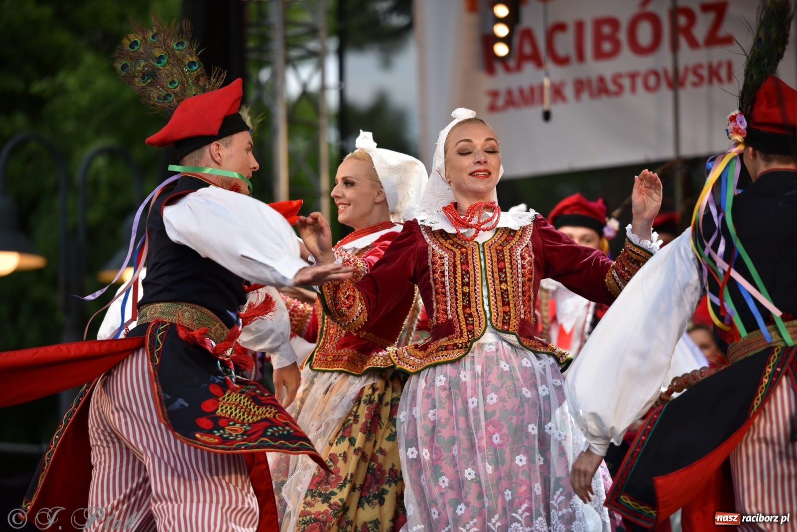 Zdjęcie w galerii na portalu naszraciborz.pl: Śląsk zabrał raciborzan w muzyczno-taneczną podróż po świecie wiadomości z regionu