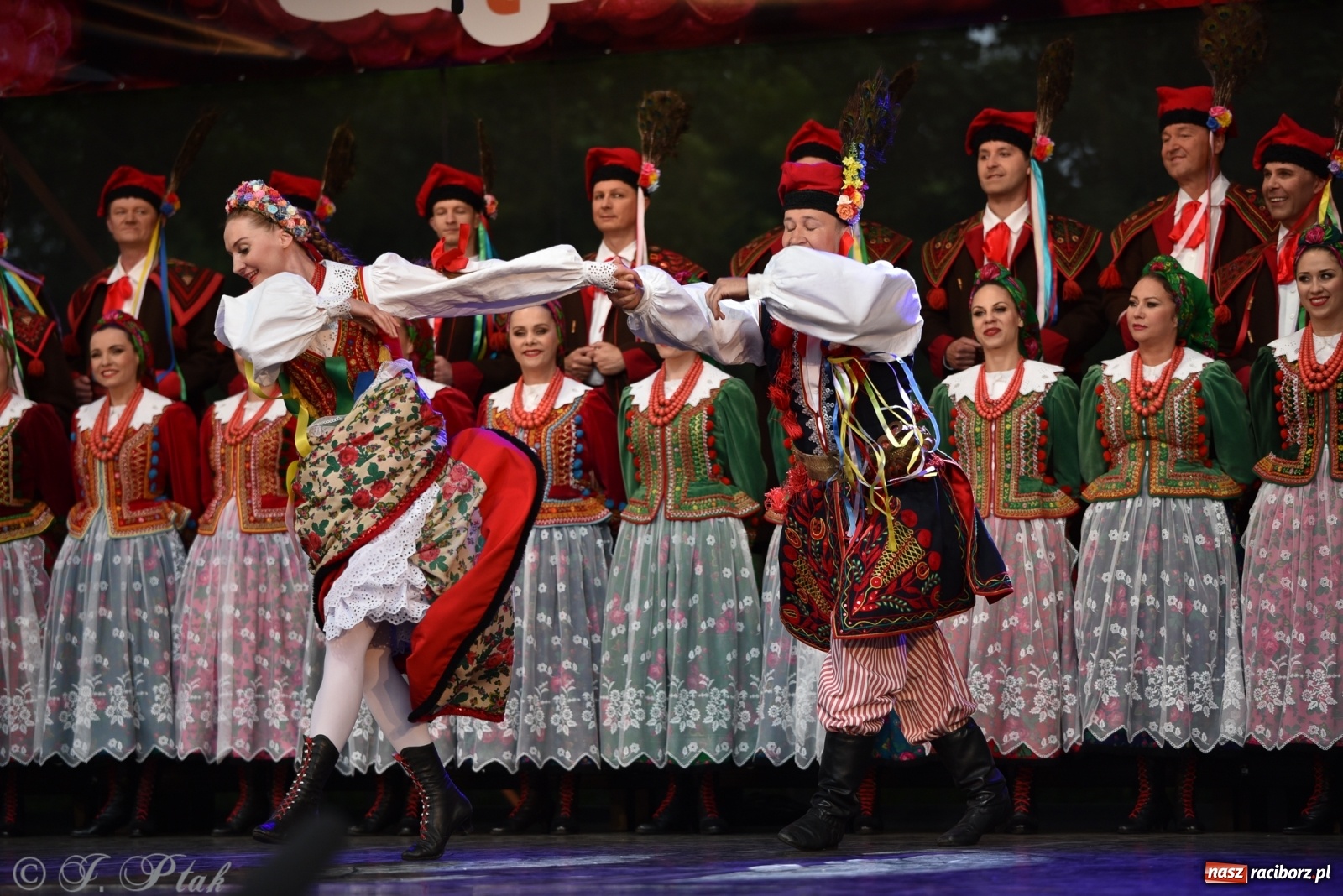 Zdjęcie w galerii na portalu naszraciborz.pl: Śląsk zabrał raciborzan w muzyczno-taneczną podróż po świecie wiadomości z regionu