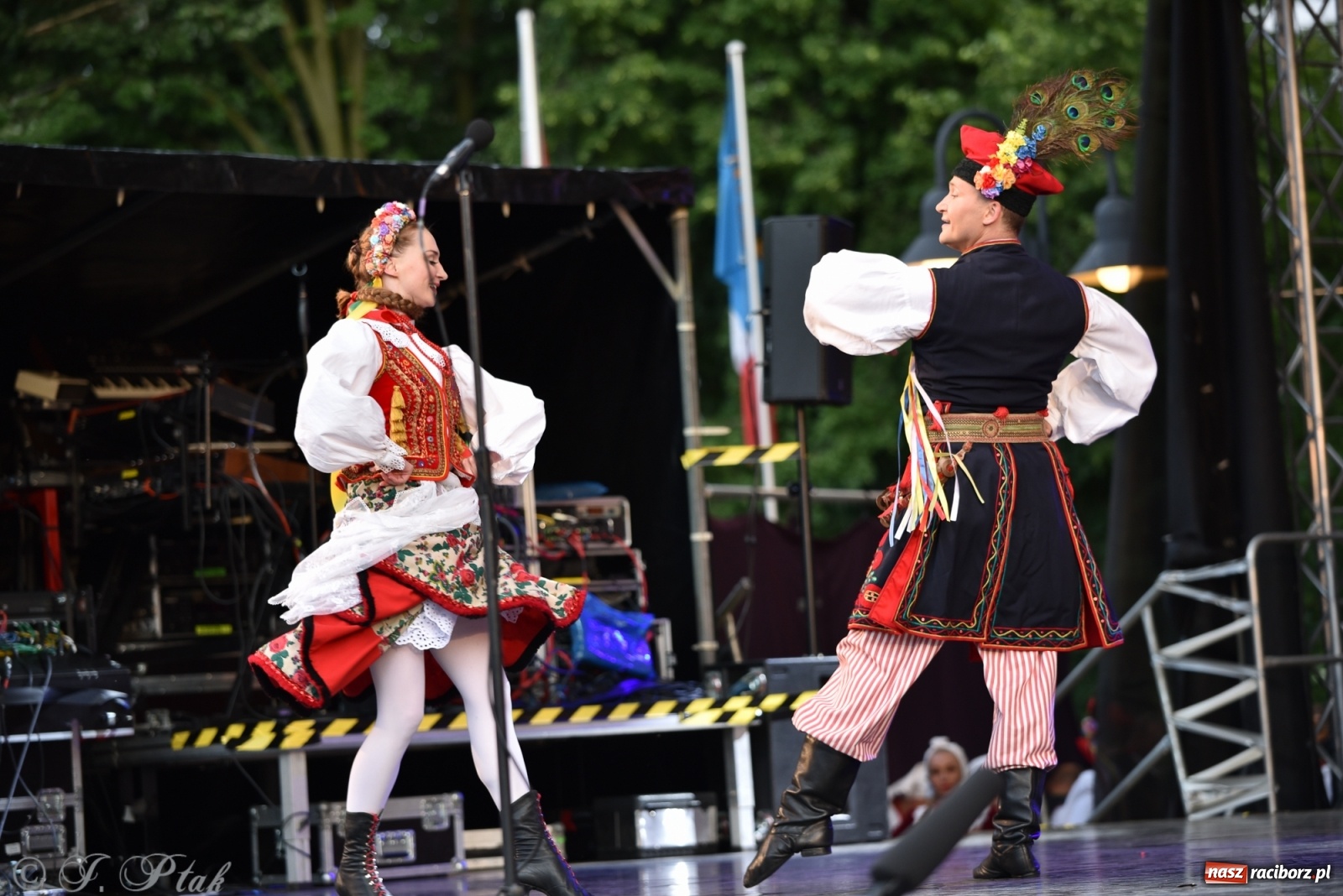 Zdjęcie w galerii na portalu naszraciborz.pl: Śląsk zabrał raciborzan w muzyczno-taneczną podróż po świecie wiadomości z regionu