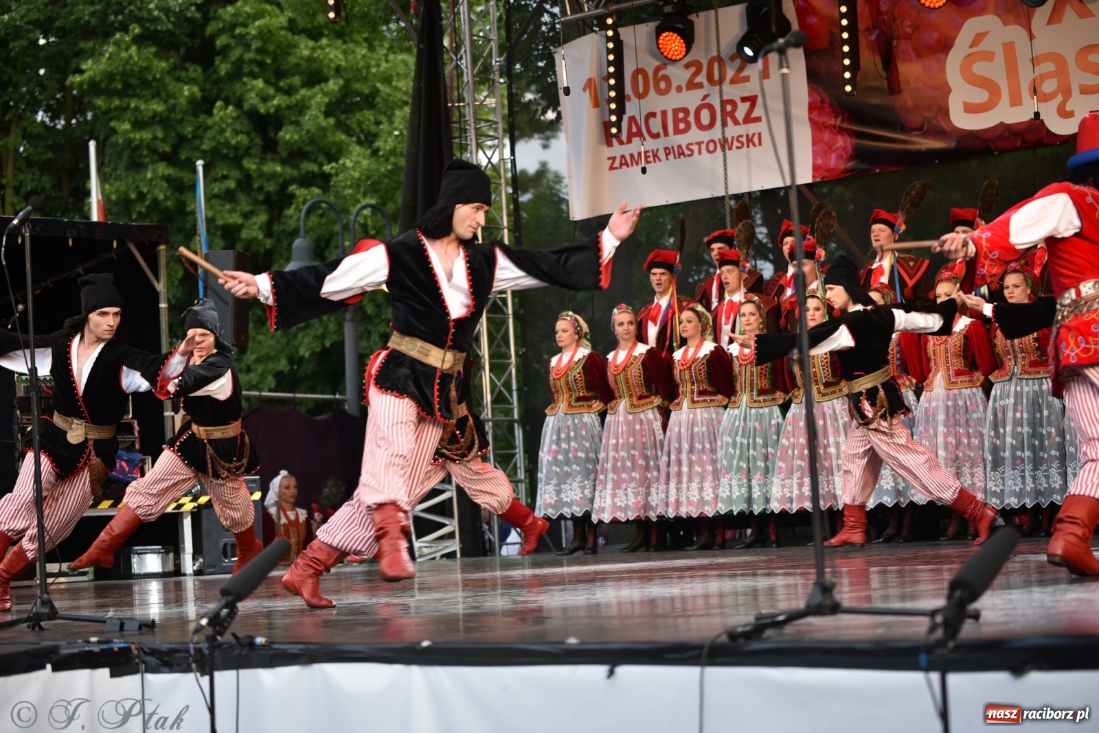 Zdjęcie w galerii na portalu naszraciborz.pl: Śląsk zabrał raciborzan w muzyczno-taneczną podróż po świecie wiadomości z regionu