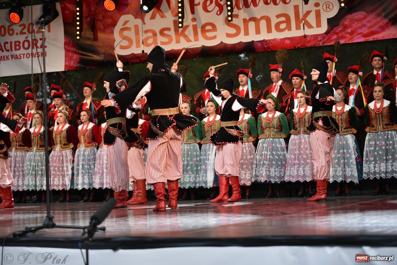 Zdjęcie w galerii na portalu naszraciborz.pl: Śląsk zabrał raciborzan w muzyczno-taneczną podróż po świecie wiadomości z regionu