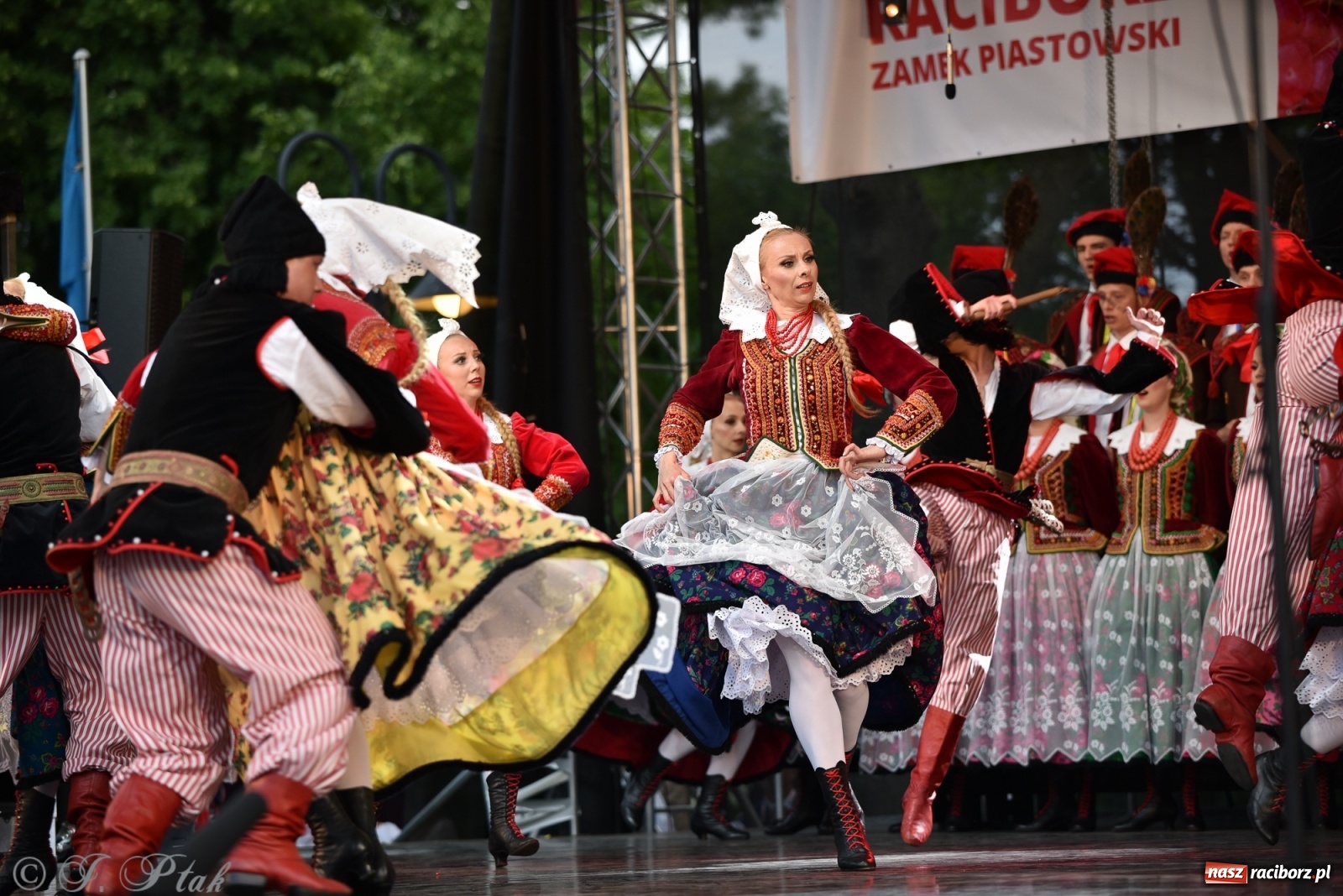 Zdjęcie w galerii na portalu naszraciborz.pl: Śląsk zabrał raciborzan w muzyczno-taneczną podróż po świecie wiadomości z regionu