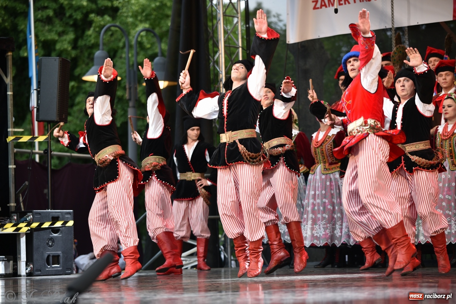 Zdjęcie w galerii na portalu naszraciborz.pl: Śląsk zabrał raciborzan w muzyczno-taneczną podróż po świecie wiadomości z regionu
