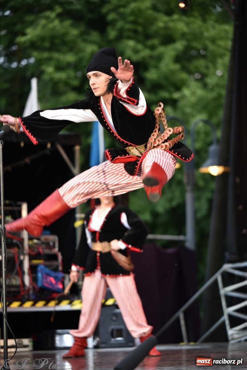 Zdjęcie w galerii na portalu naszraciborz.pl: Śląsk zabrał raciborzan w muzyczno-taneczną podróż po świecie wiadomości z regionu