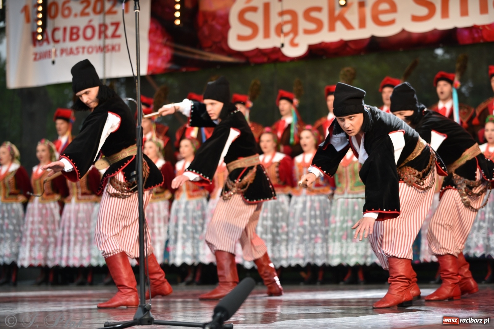 Zdjęcie w galerii na portalu naszraciborz.pl: Śląsk zabrał raciborzan w muzyczno-taneczną podróż po świecie wiadomości z regionu