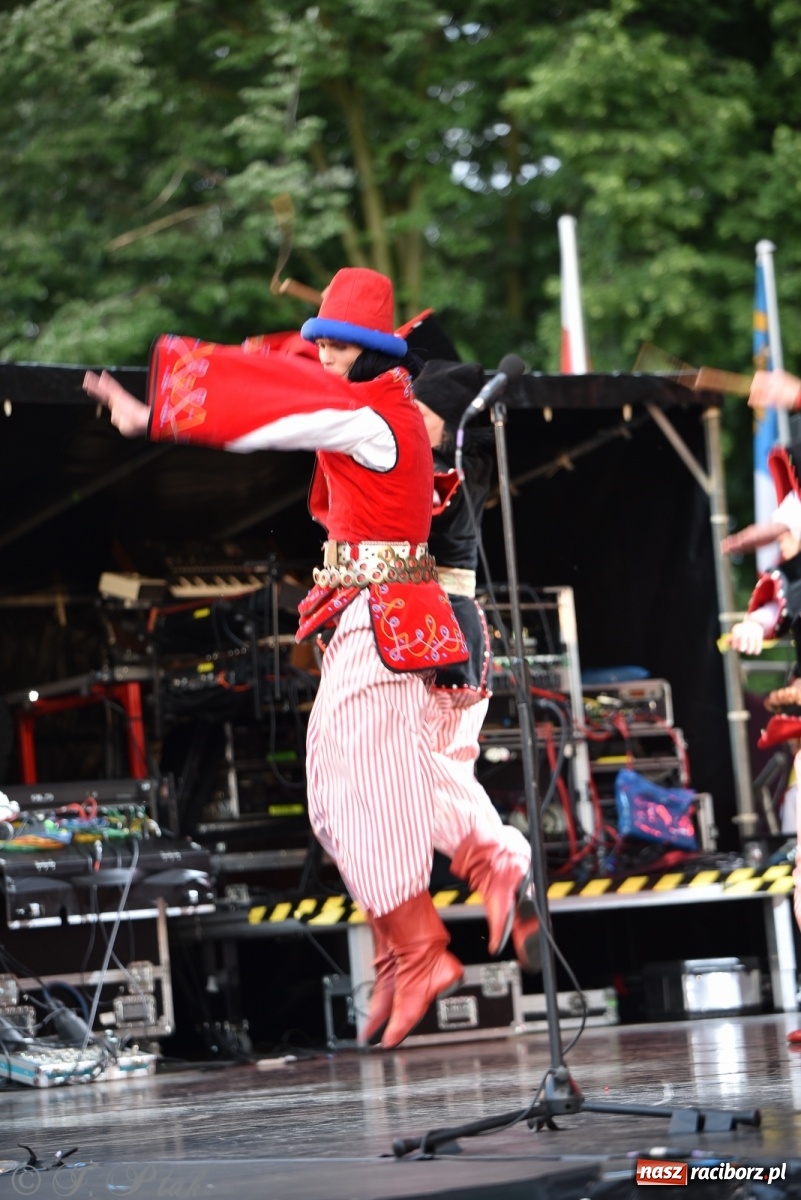 Zdjęcie w galerii na portalu naszraciborz.pl: Śląsk zabrał raciborzan w muzyczno-taneczną podróż po świecie wiadomości z regionu