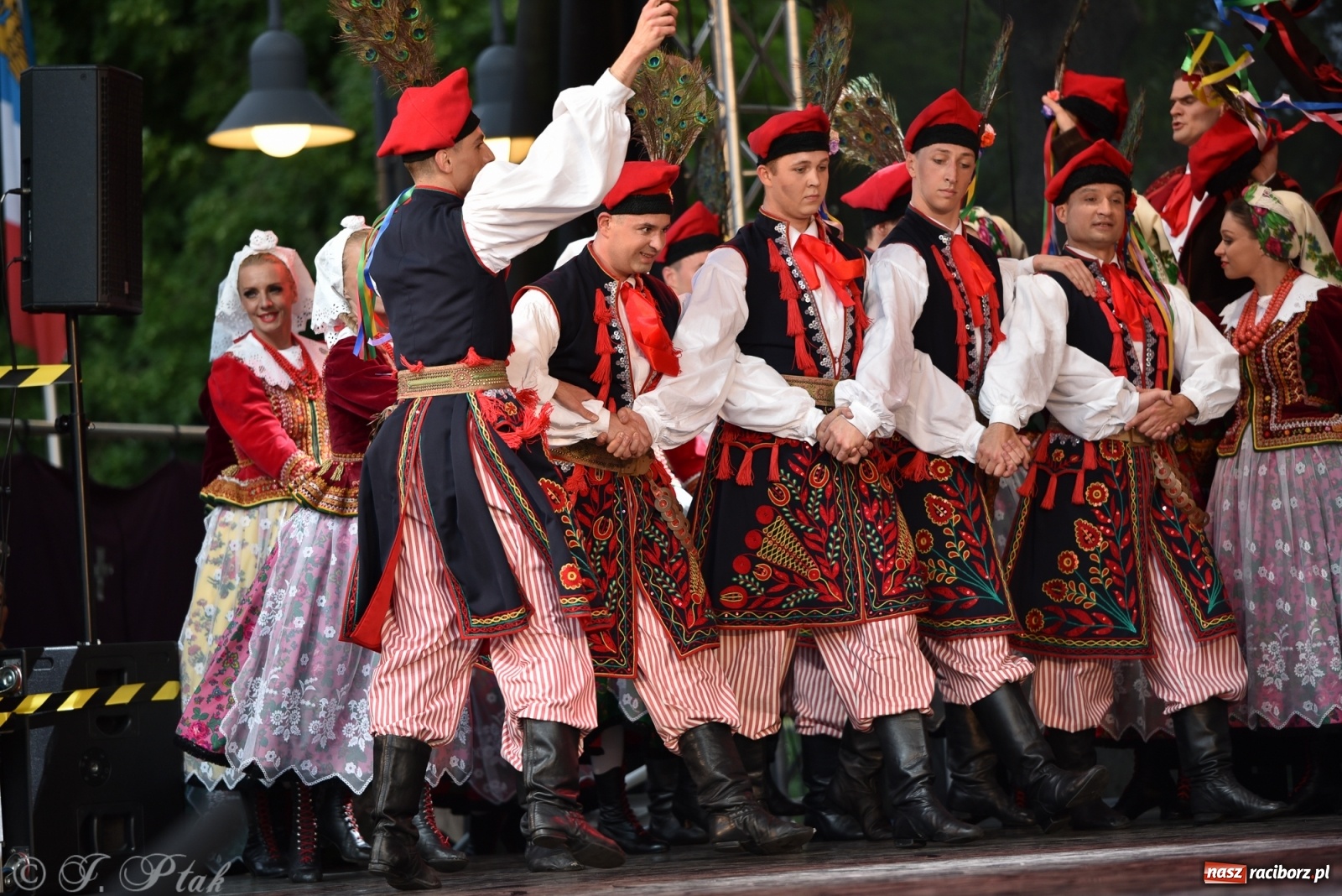 Zdjęcie w galerii na portalu naszraciborz.pl: Śląsk zabrał raciborzan w muzyczno-taneczną podróż po świecie wiadomości z regionu