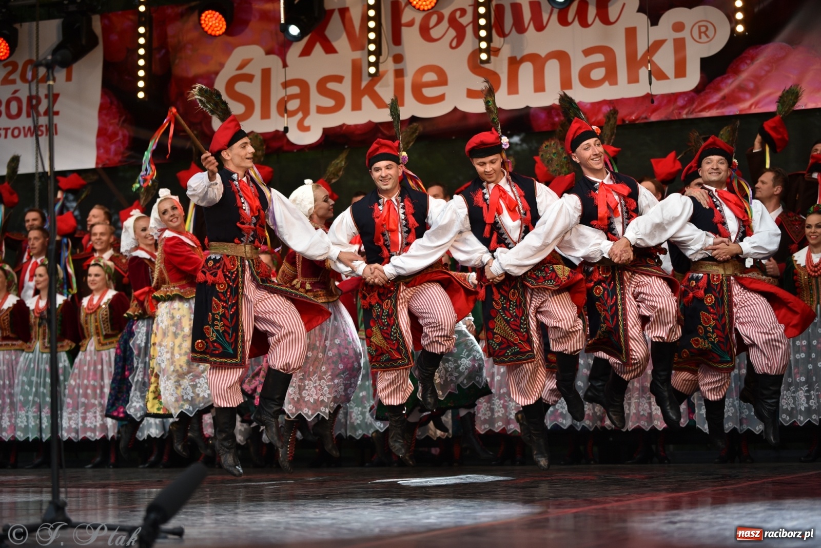 Zdjęcie w galerii na portalu naszraciborz.pl: Śląsk zabrał raciborzan w muzyczno-taneczną podróż po świecie wiadomości z regionu